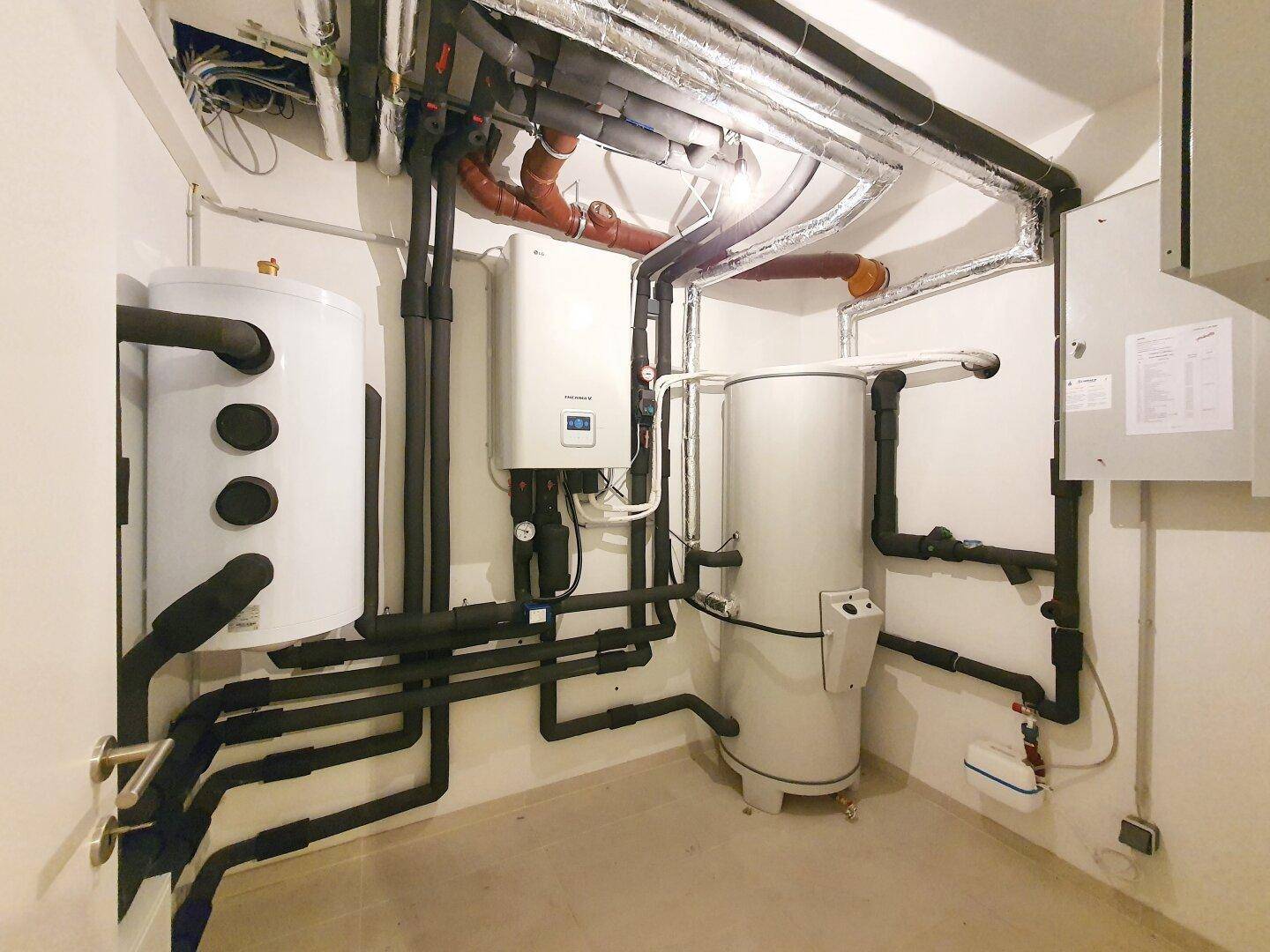 Heizungsraum mit modernen Heizungsanlagen und Warmwasserspeichern.