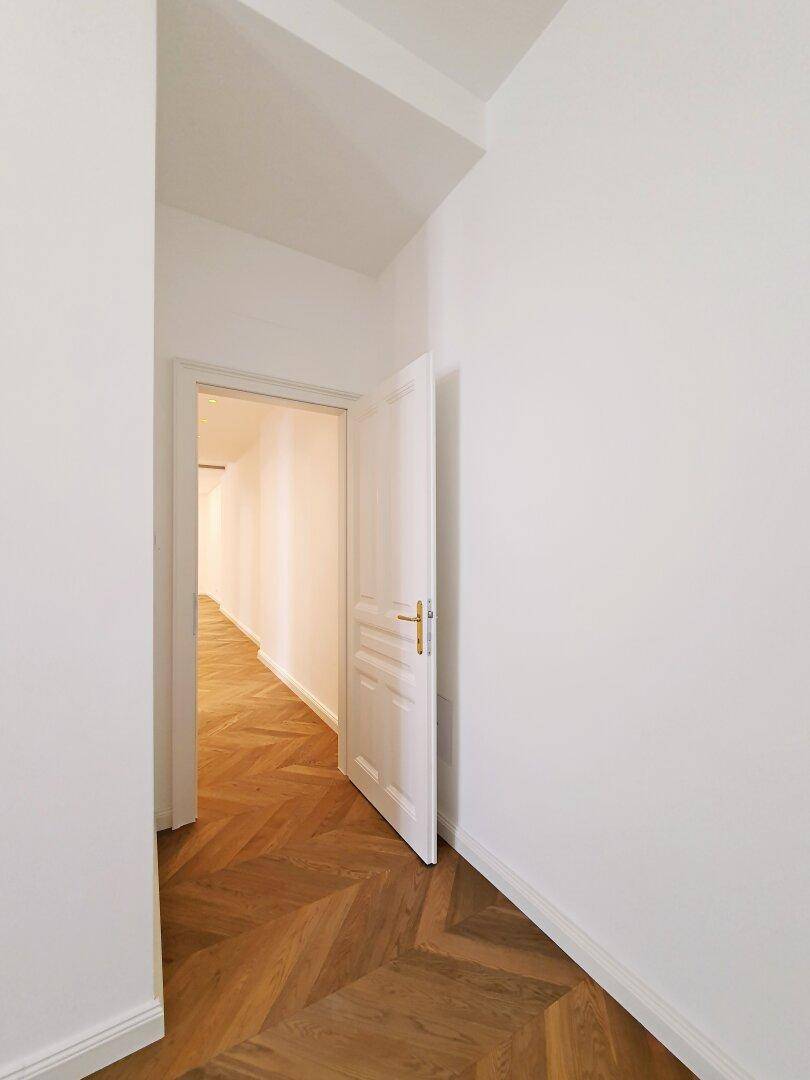 Zentral begehbar!