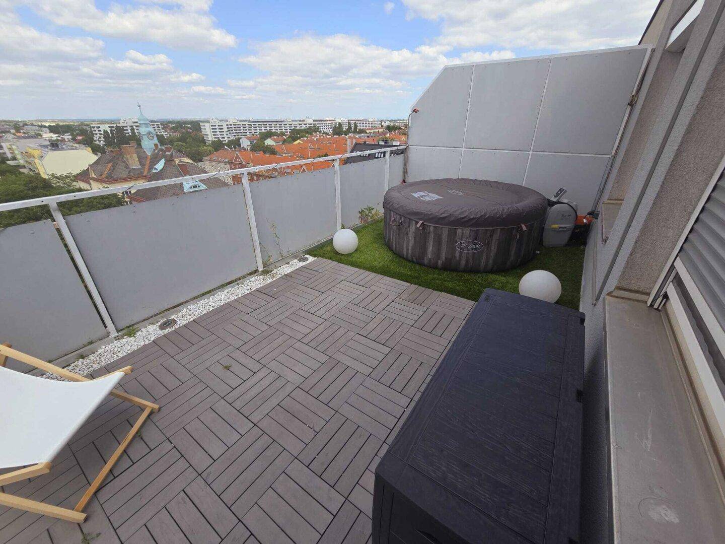 Dachterrasse mit Whirlpool und einer Outdoor-Aufbewahrungsbox.