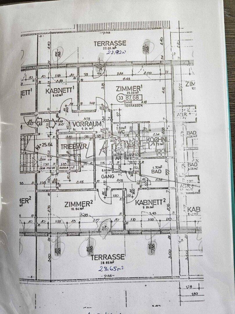 Detaillierter Grundrissplan mit mehreren Zimmern, Bädern, Küche und zwei Terrassenbereichen.