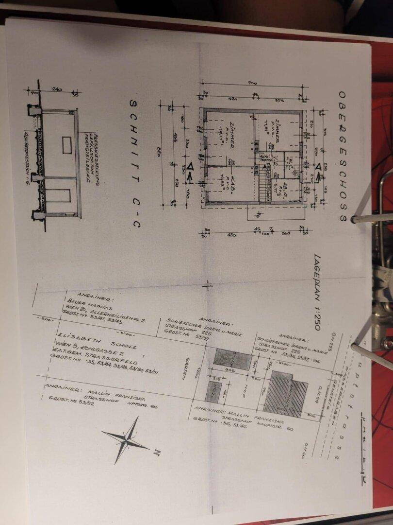 Architektonische Zeichnungen mit Schnittansicht, Obergeschoss-Grundriss und Lageplan des Grundstücks.