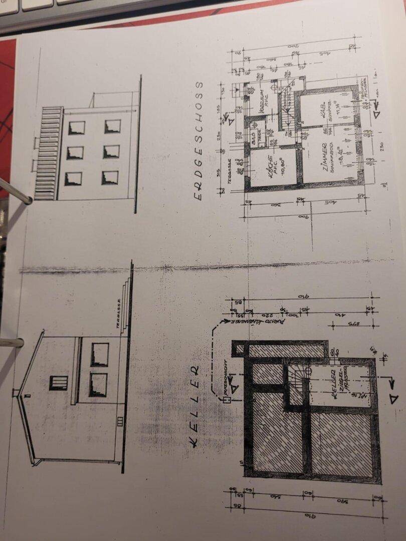 Architektonische Zeichnungen mit Grundriss des Erdgeschosses und Kellerplans des Gebäudes.