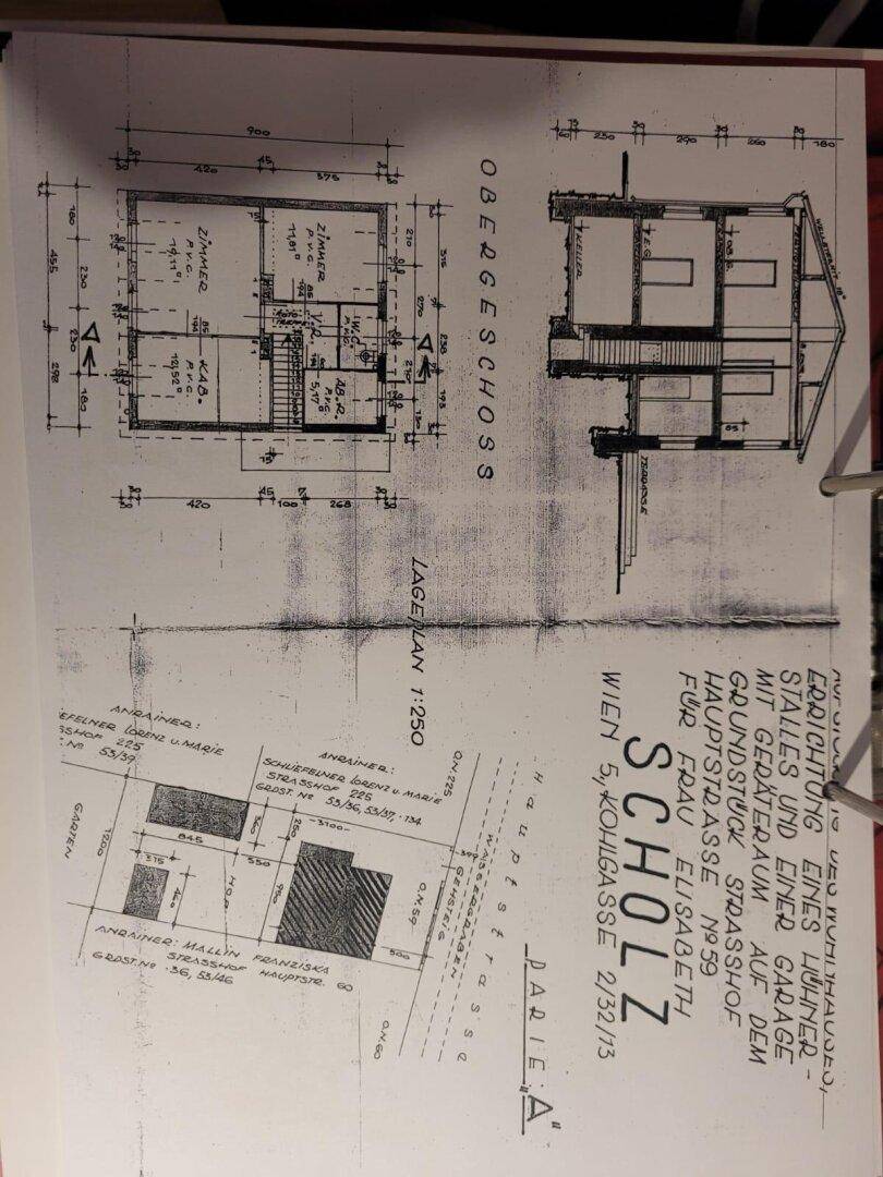 Architektonische Zeichnungen mit Obergeschoss-Grundriss, Schnittansicht und detailliertem Lageplan.