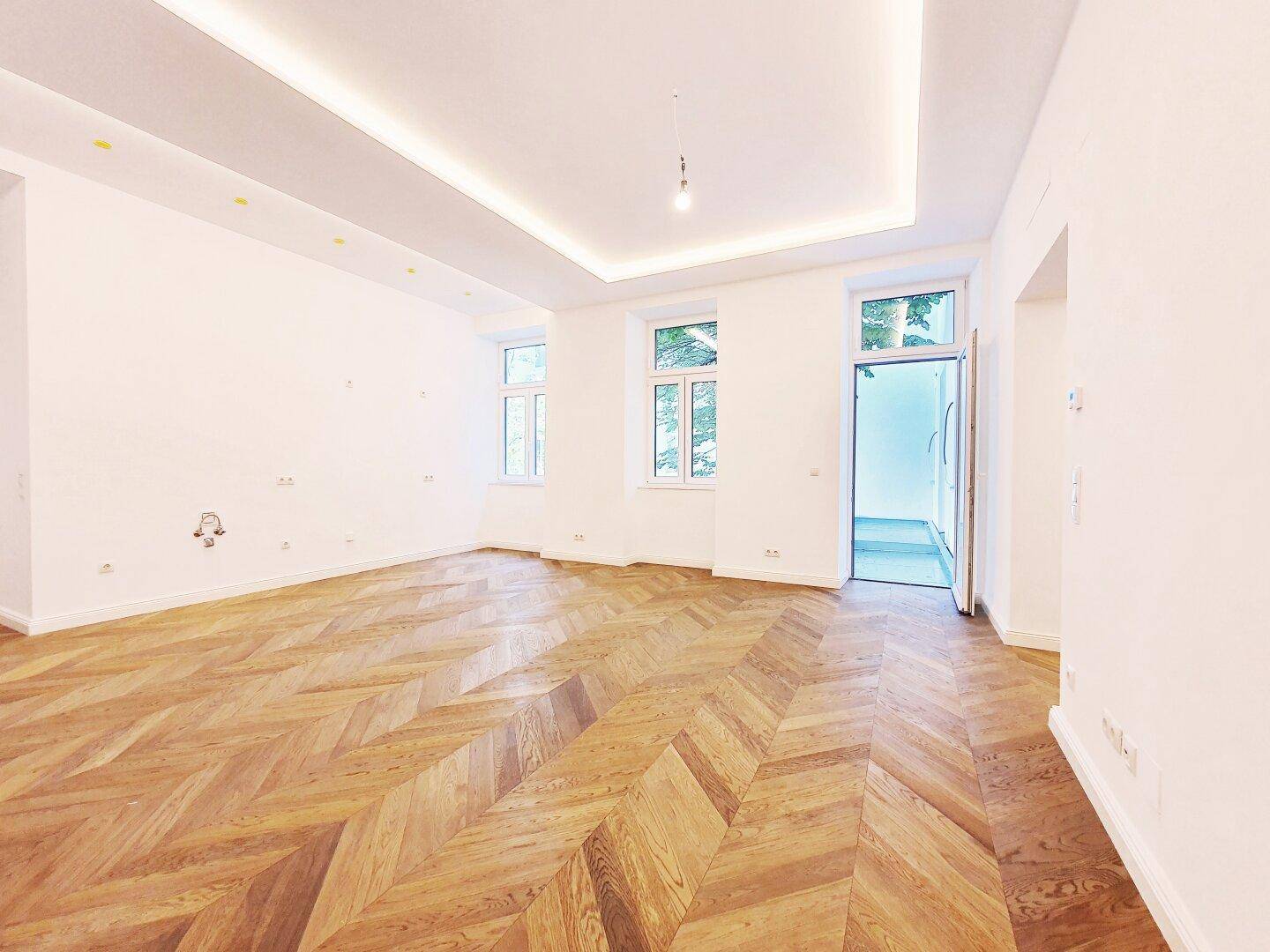 große Wohnküche mit Balkon