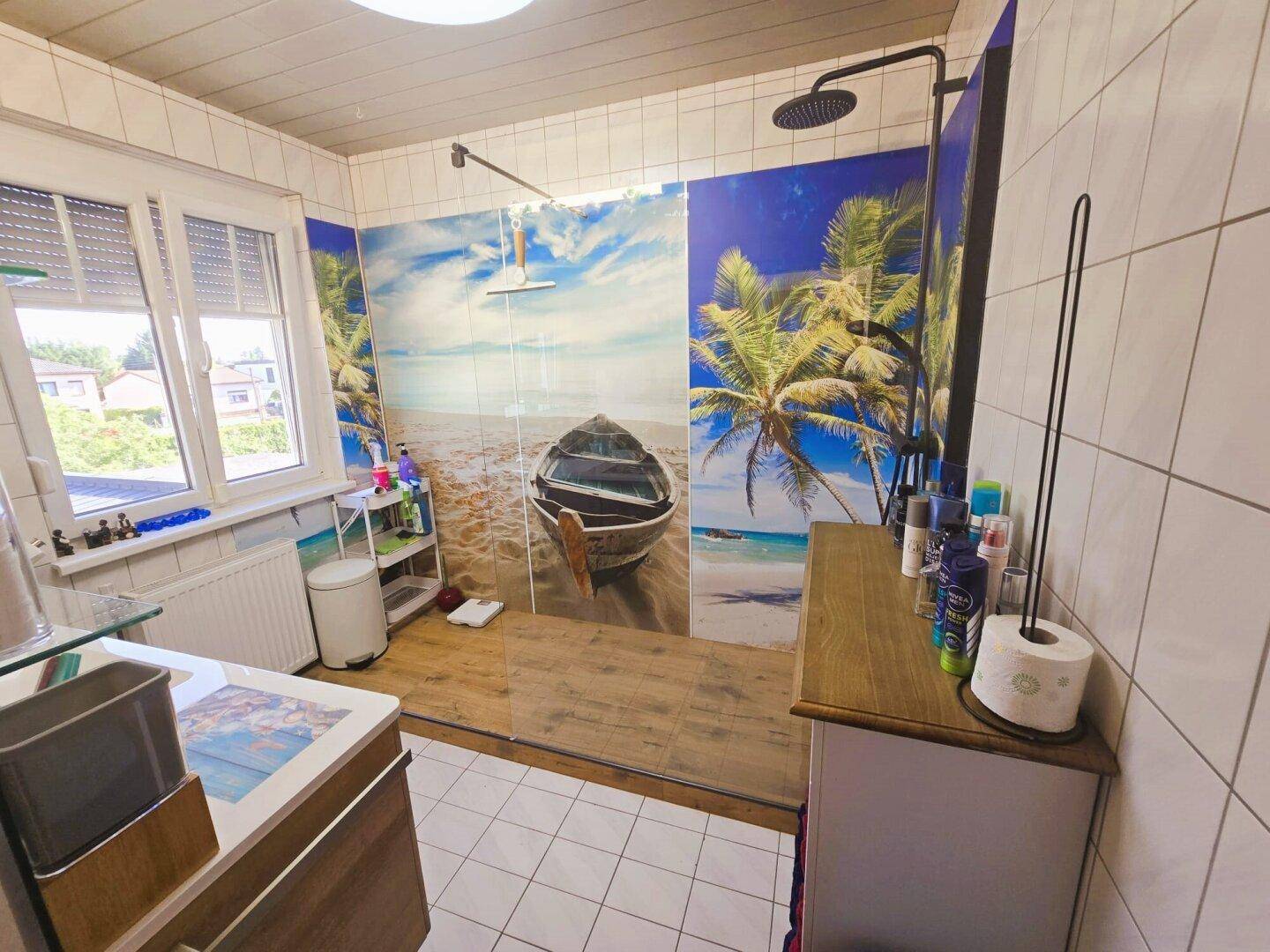 Modernes Badezimmer mit ebenerdiger Dusche, Regendusche und dekorativer Wandgestaltung.