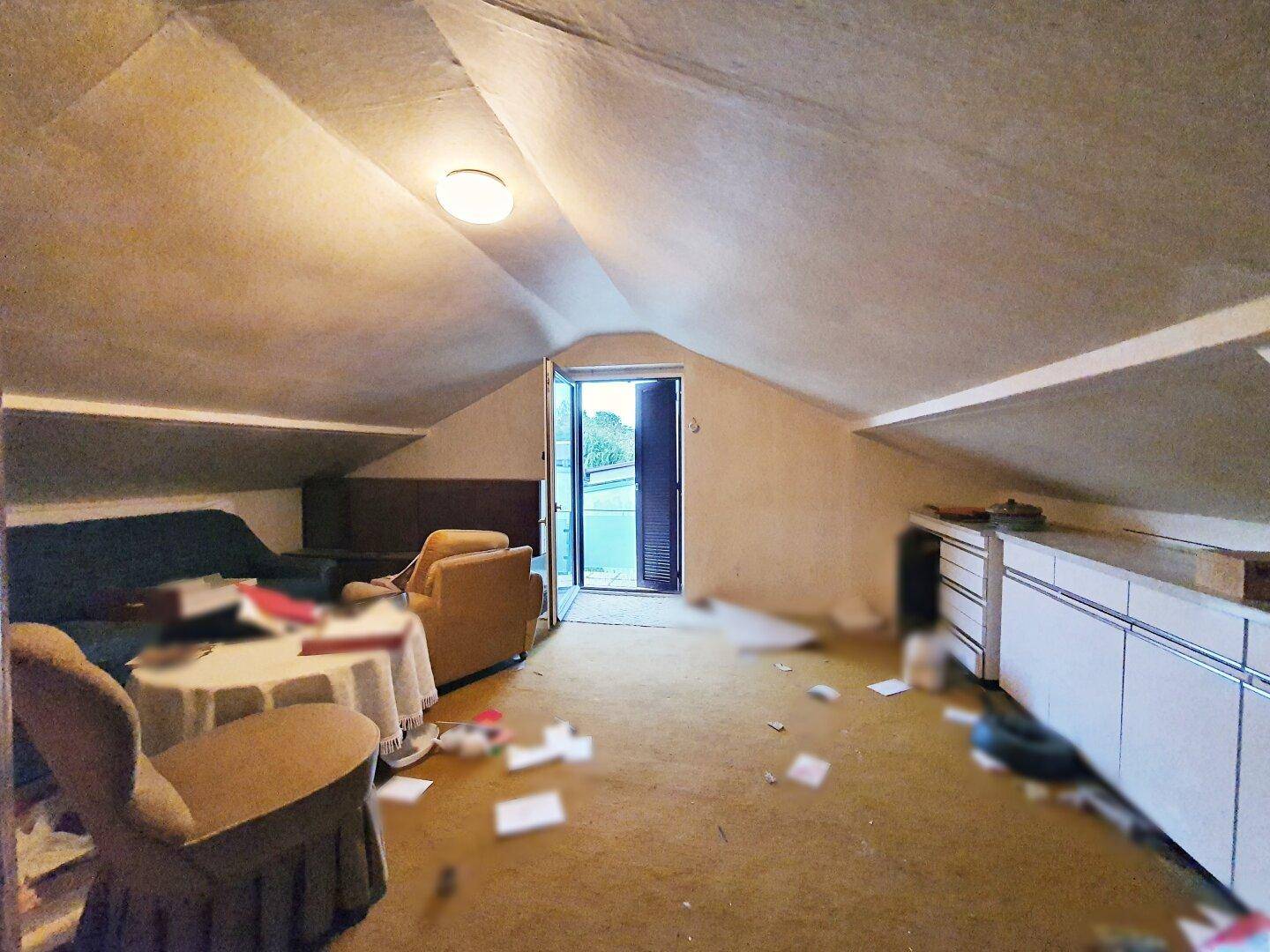 Dachboden/ Zimmer 1 ca. 6 m2 (ab ca. 1,70 Dachschräge)