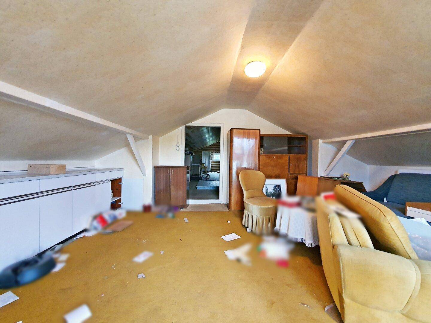 Dachboden/ Zimmer 1 ca. 6 m2 (ab ca. 1,70 Dachschräge)