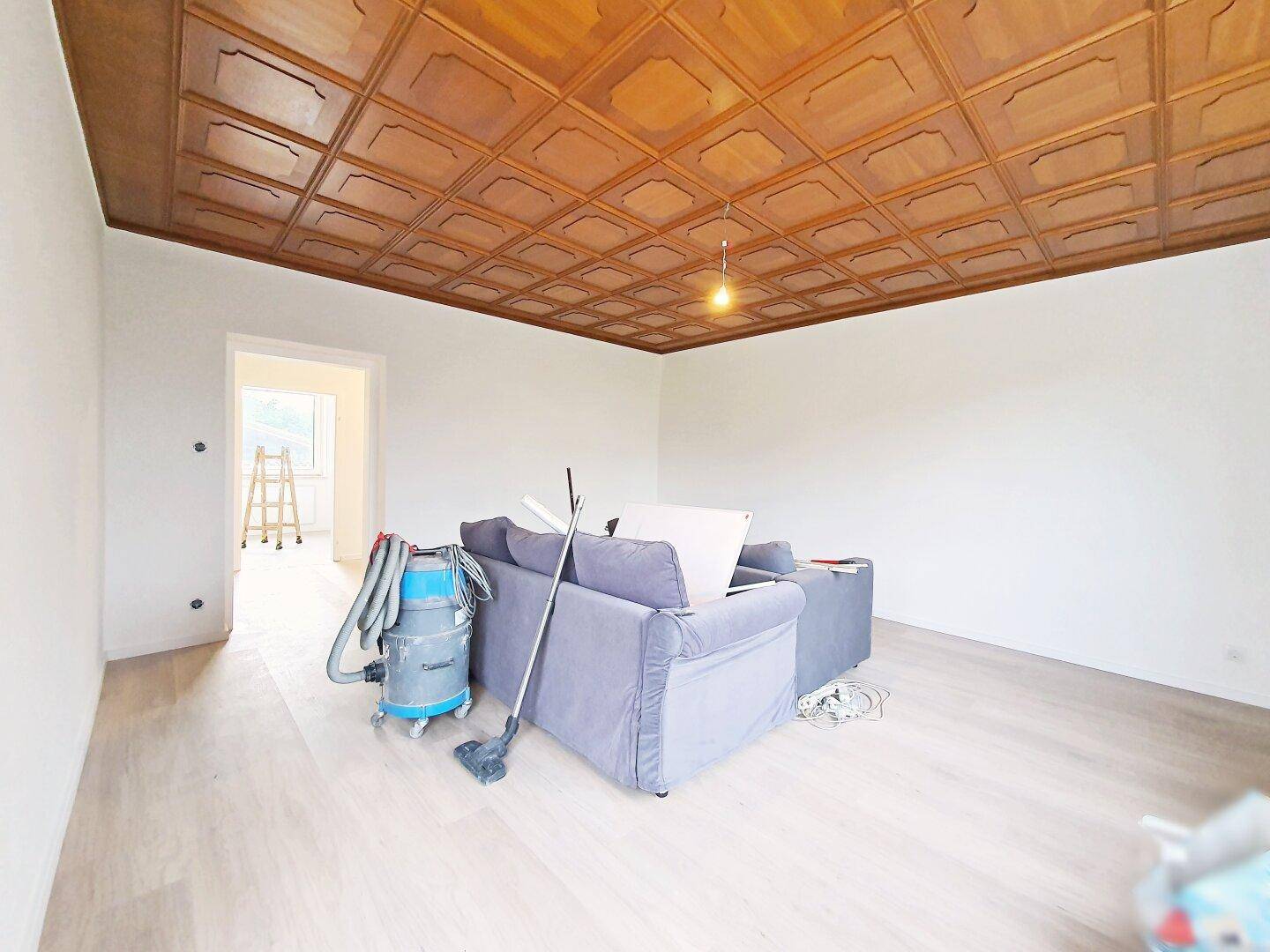geräumiges Wohnzimmer