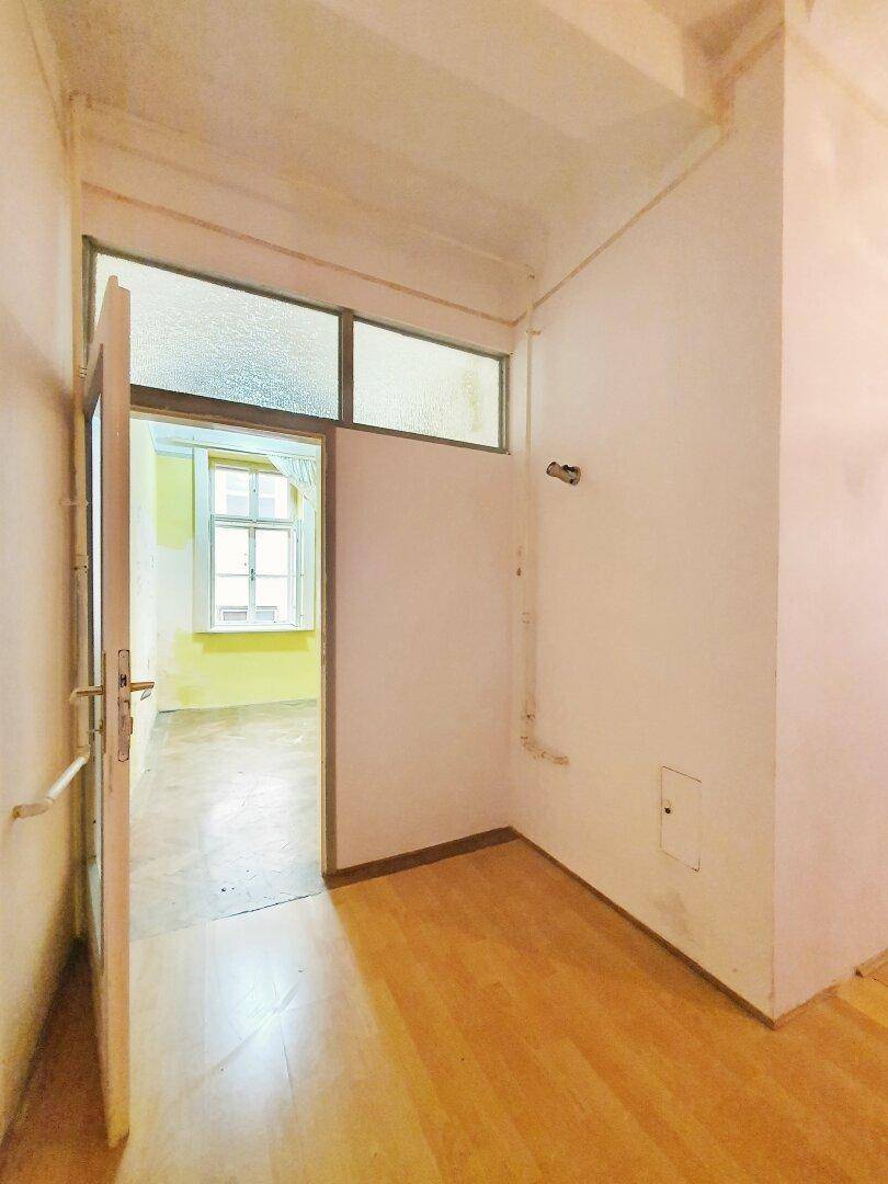 Flur / Schlafzimmer (größere Türen möglich)