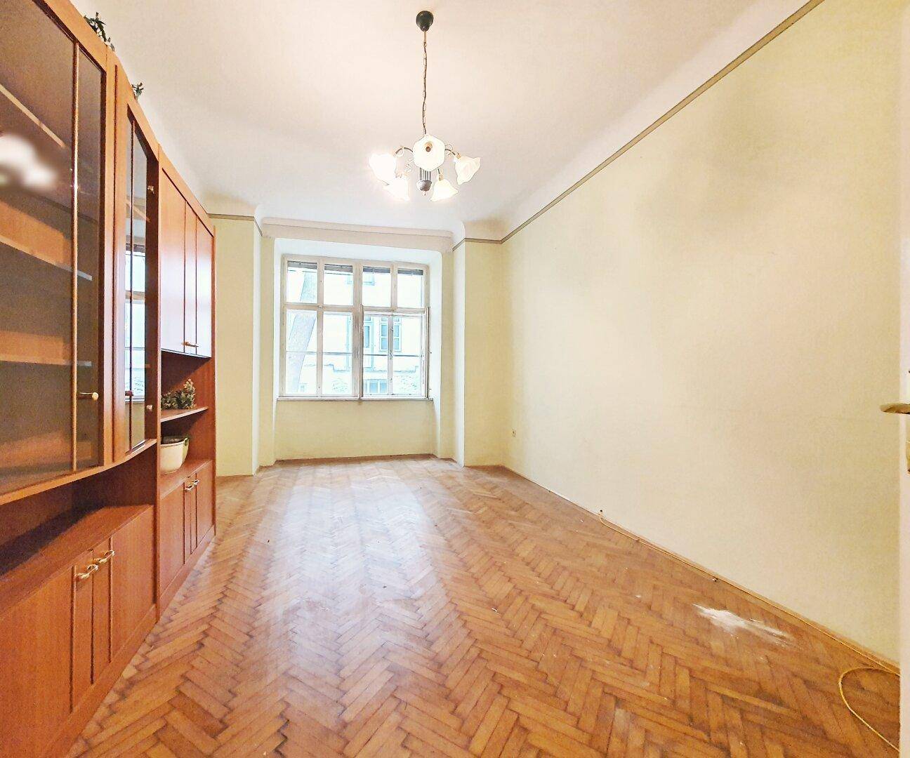 geräumiges Wohnzimmer mit Ausblick ins Grüne