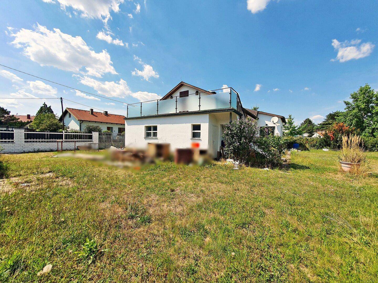EINFAMILIENHAUS auf 898 m2 Grundstück - großer Garten!
