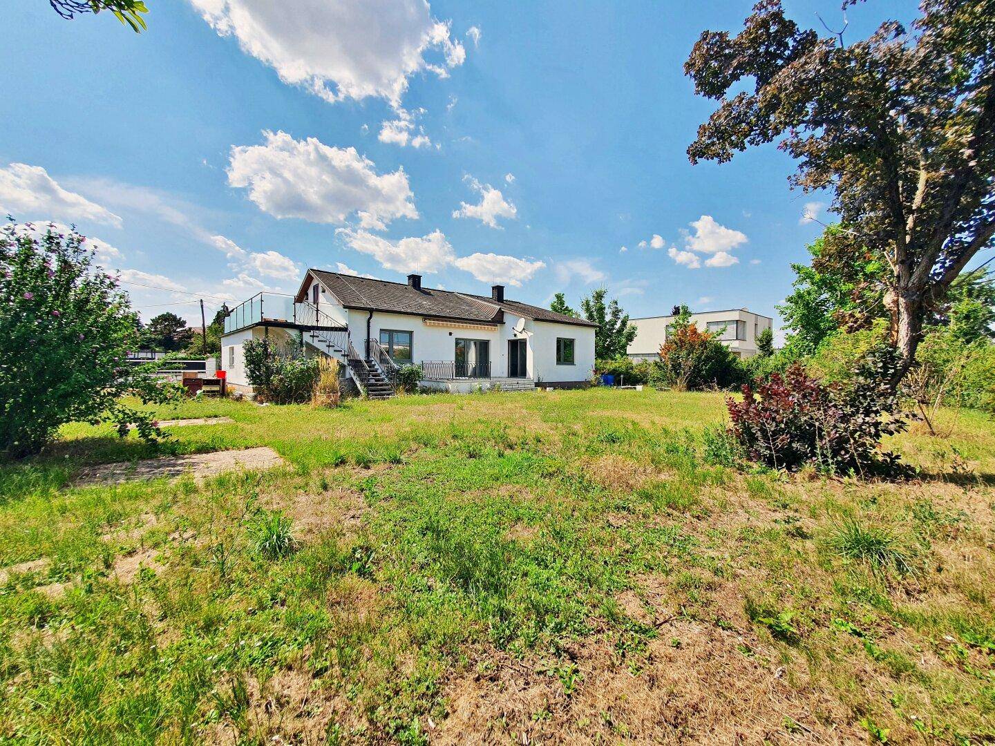 EINFAMILIENHAUS auf 898 m2 Grundstück - großer Garten!