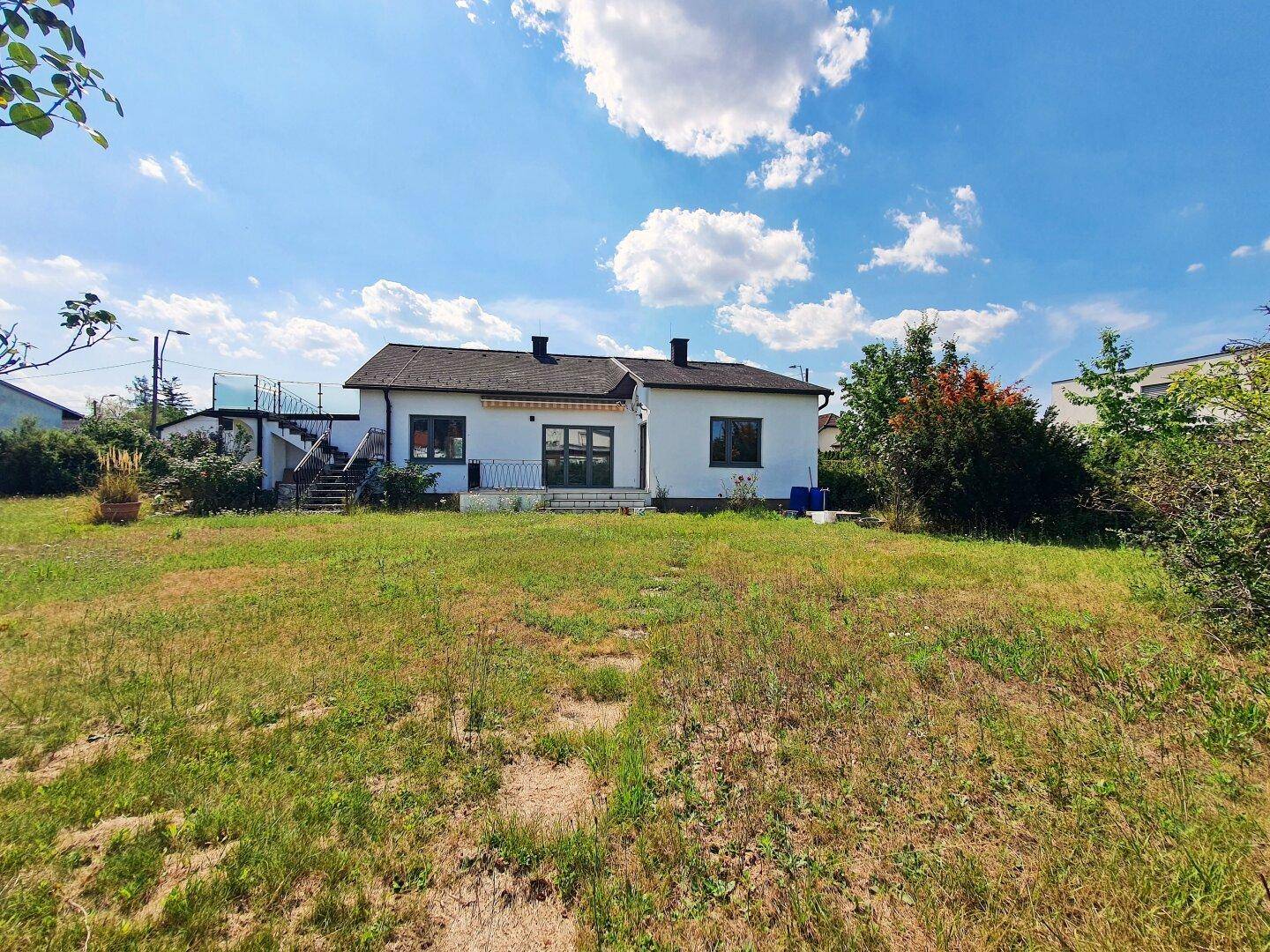 EINFAMILIENHAUS auf 898 m2 Grundstück - großer Garten!