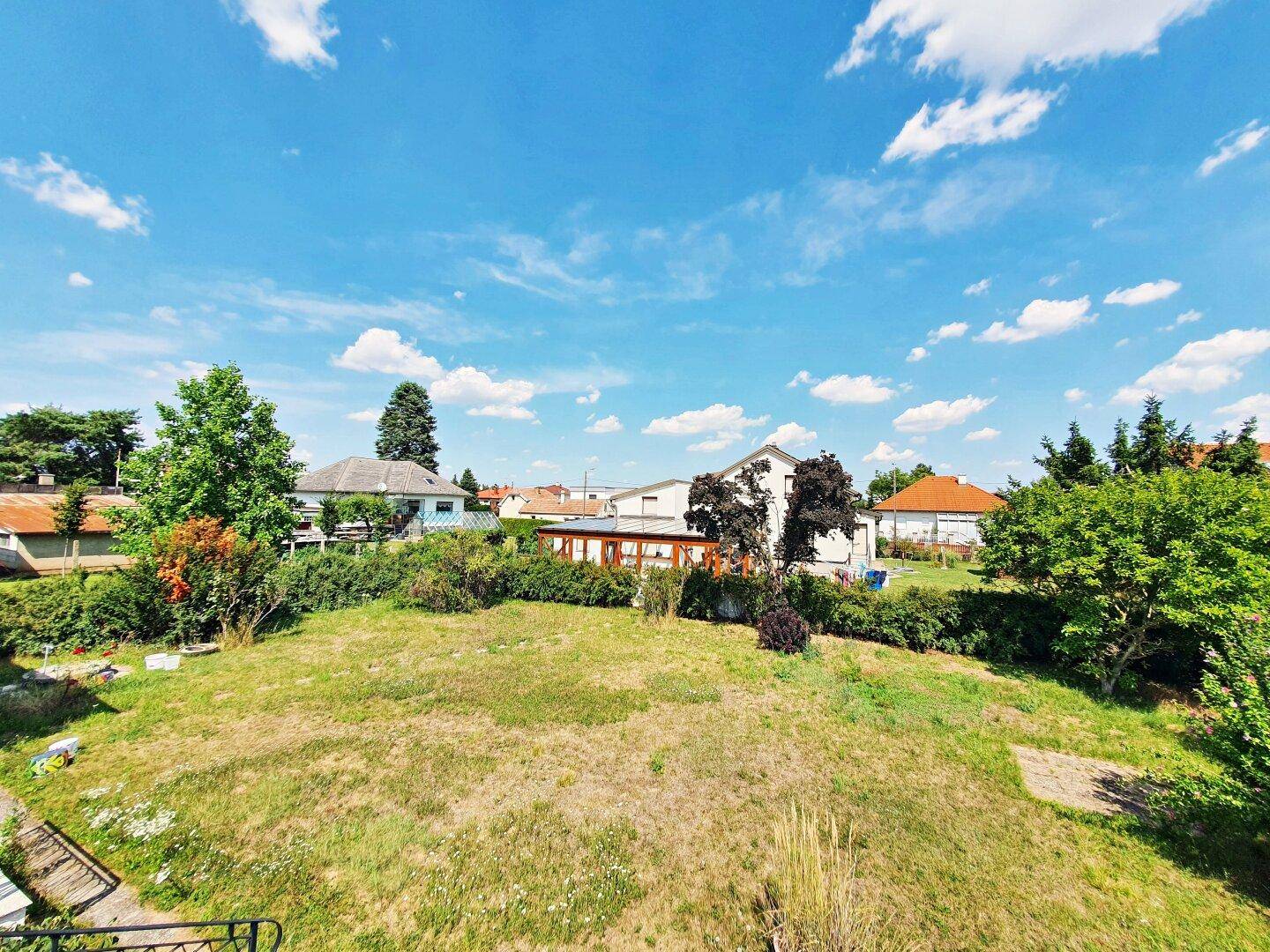 EINFAMILIENHAUS auf 898 m2 Grundstück - großer Garten!