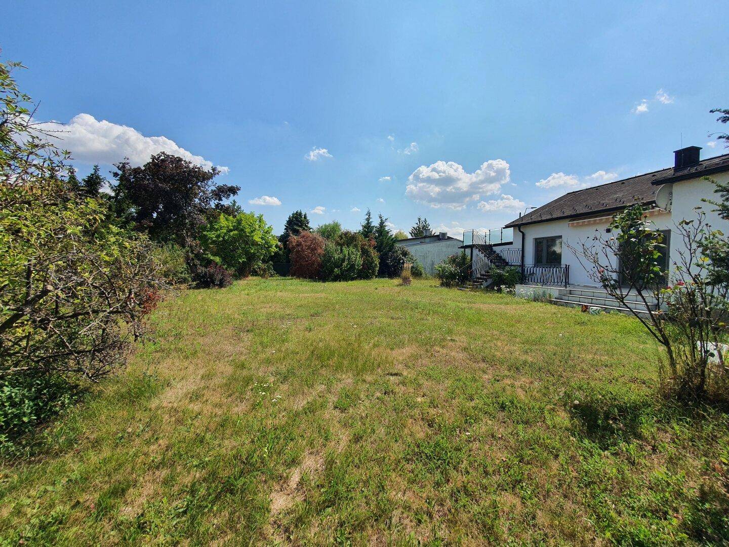 EINFAMILIENHAUS auf 898 m2 Grundstück - großer Garten!