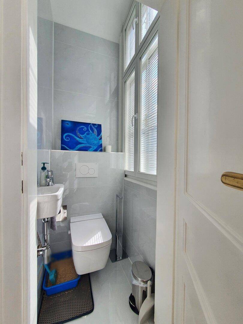 separates WC mit Handwaschbecken