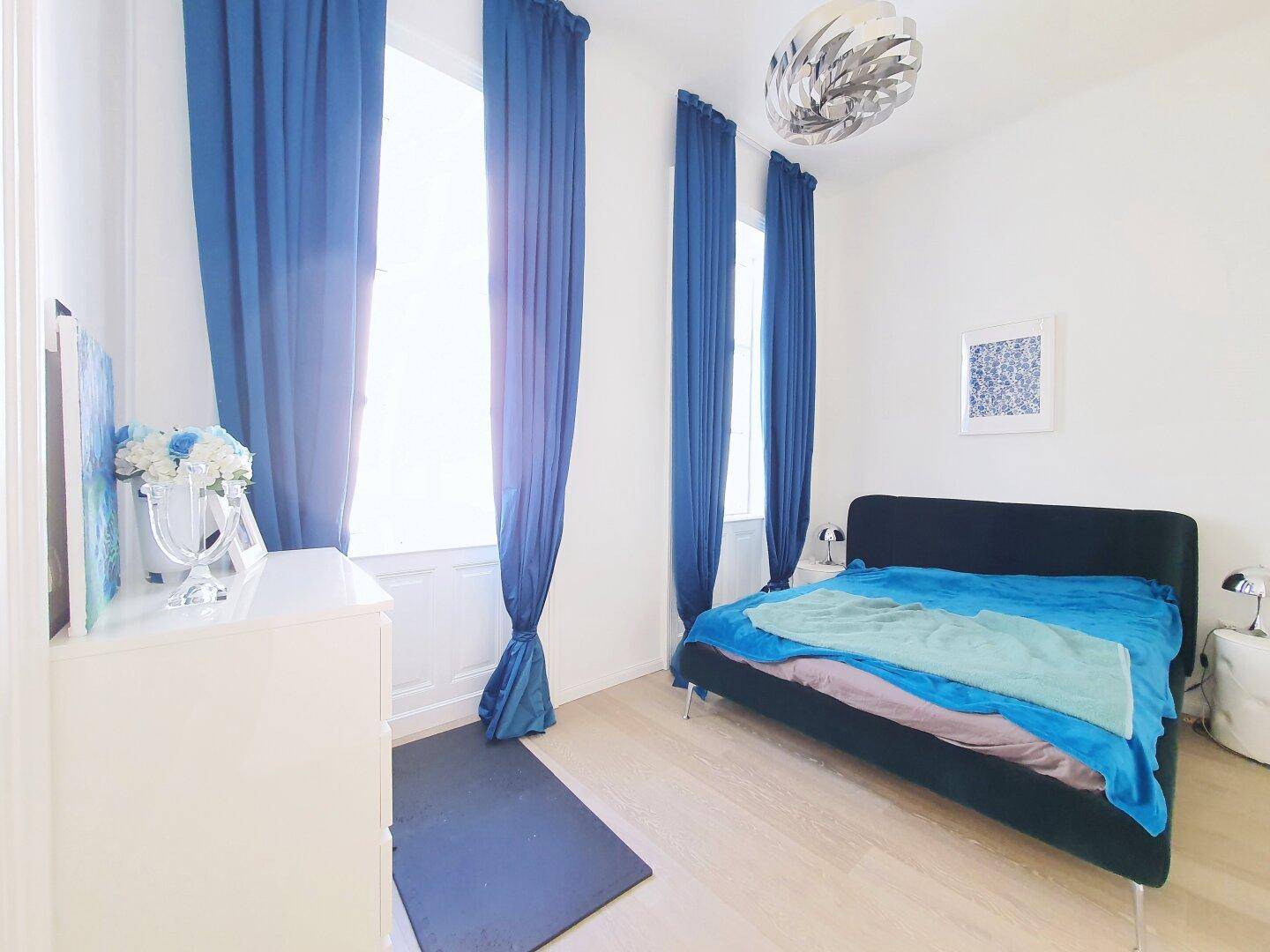 geräumiges Schlafzimmer