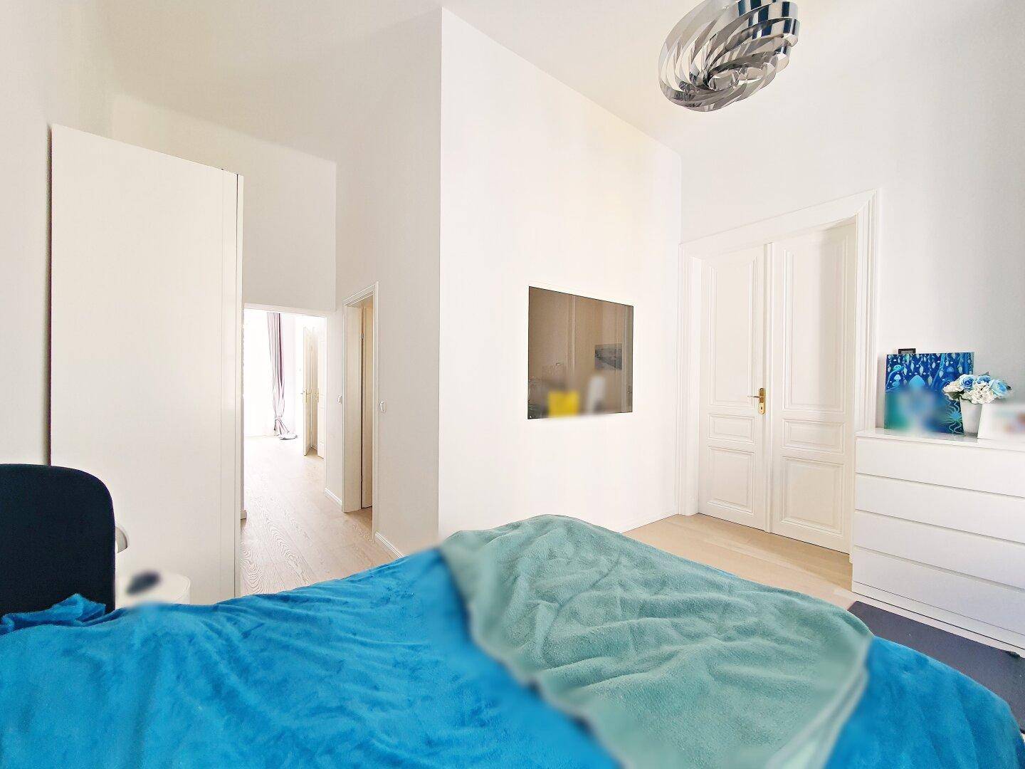geräumiges Schlafzimmer / Homeoffice-Schrankraum