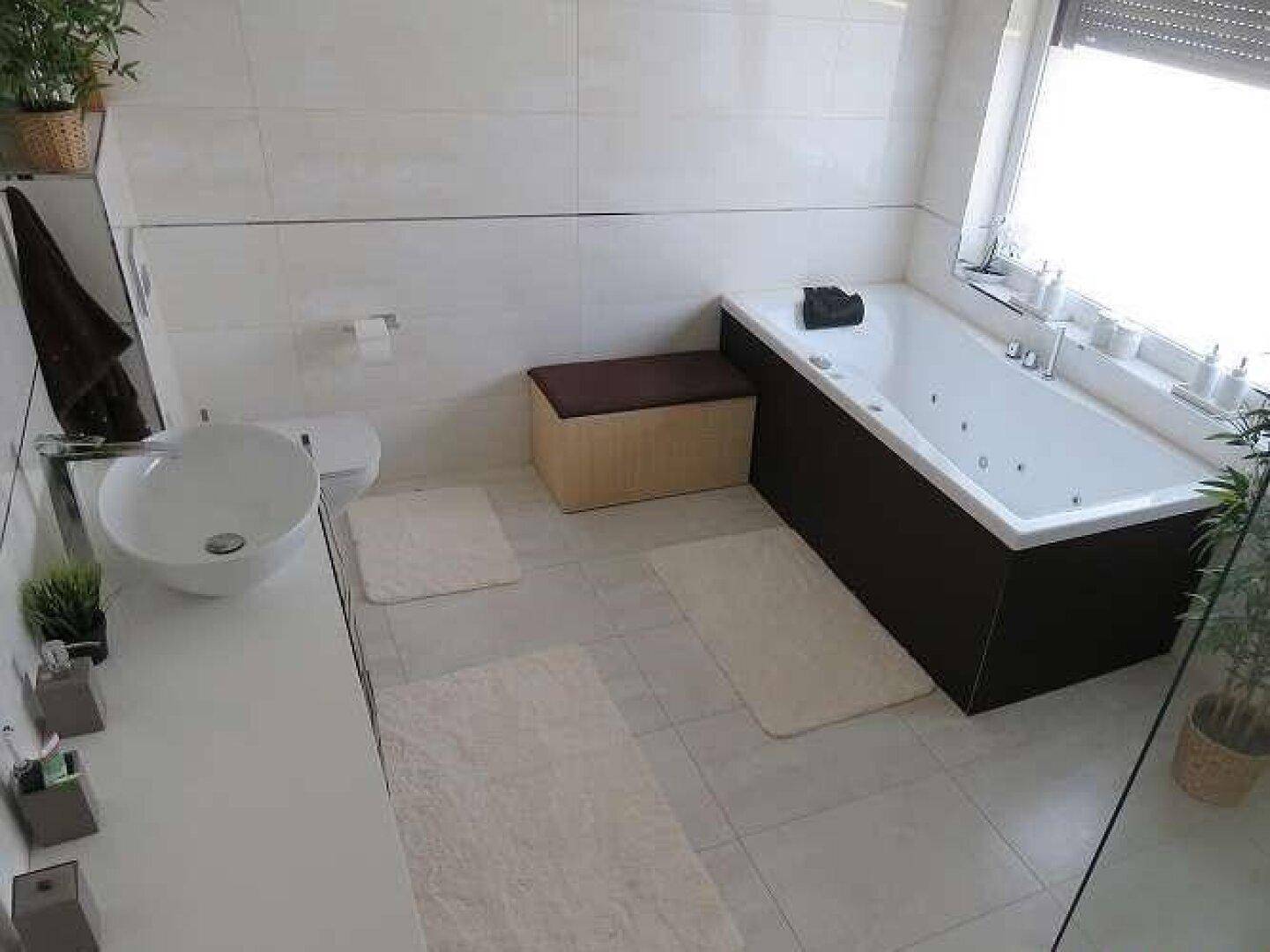 Badezimmer OG, Zugang zum SZ und Umkleide