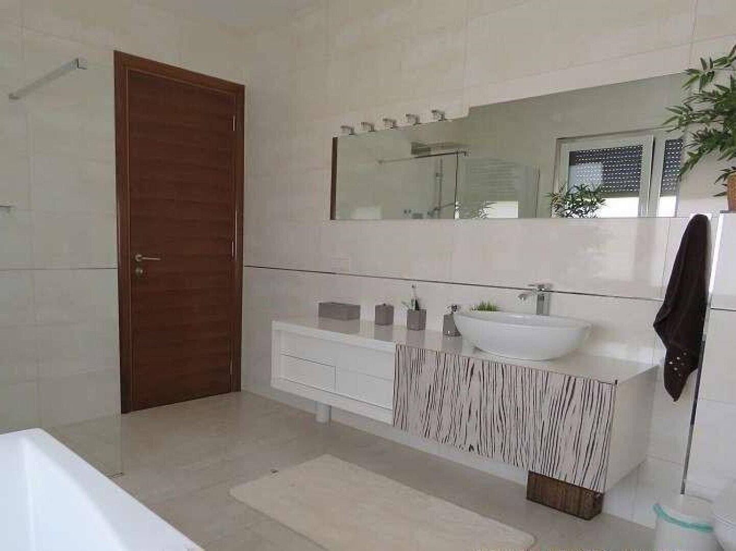 Badezimmer OG mit Bad und Dusche, Zugang zum SZ und Umkleide