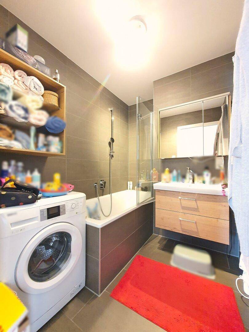 hochwertiges Bad mit Wanne und WM-Anschluss