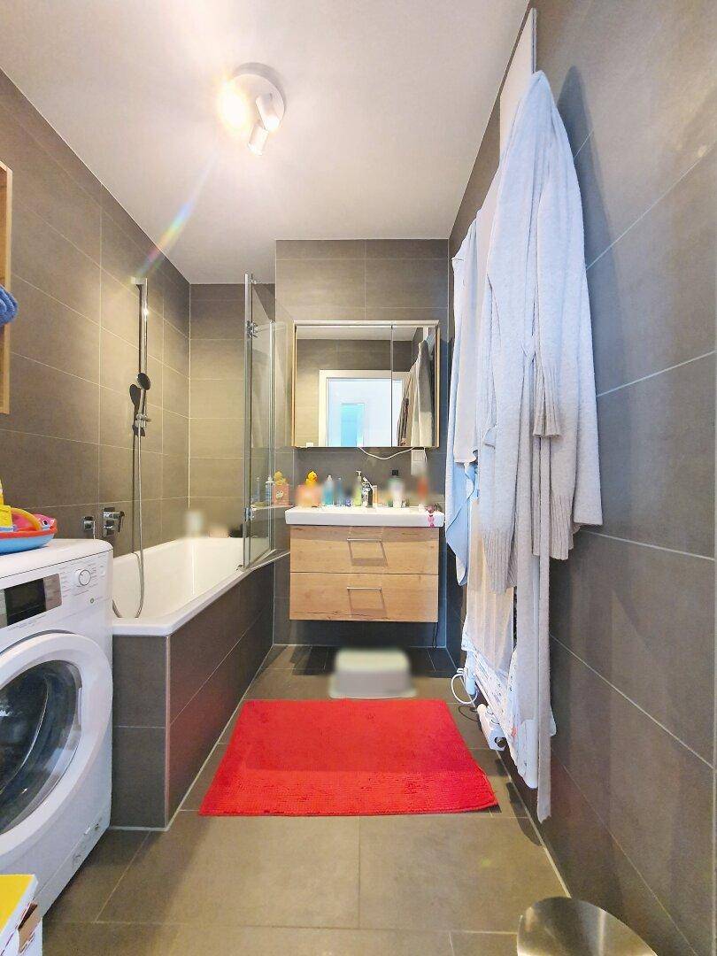hochwertiges Bad mit Wanne und WM-Anschluss
