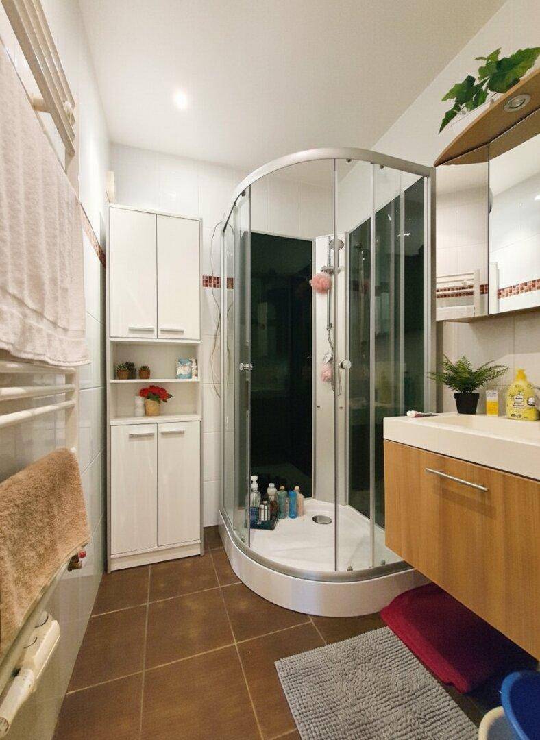 Badezimmer mit Dusche
