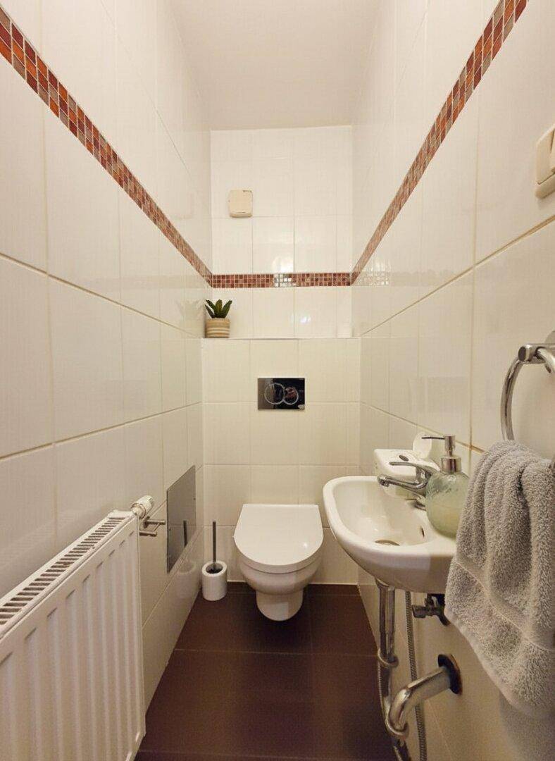 getrenntes WC mit Handwaschbecken