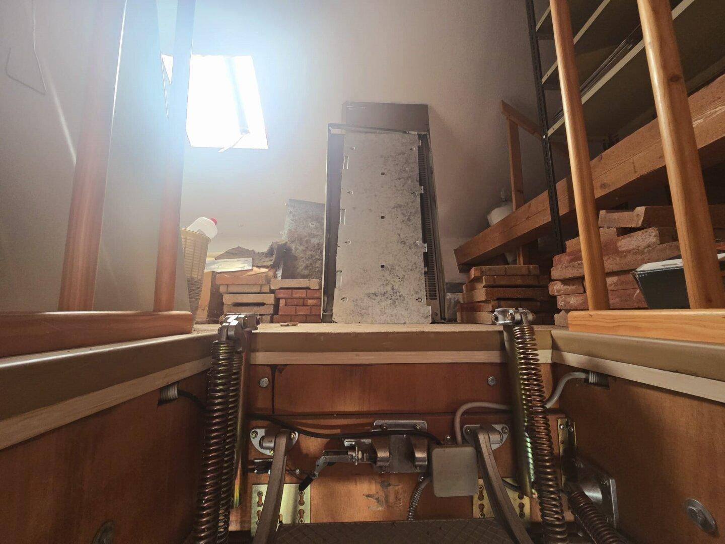 Blick von der ausziehbaren Treppe in einen hellen Dachboden mit Lagerfläche.