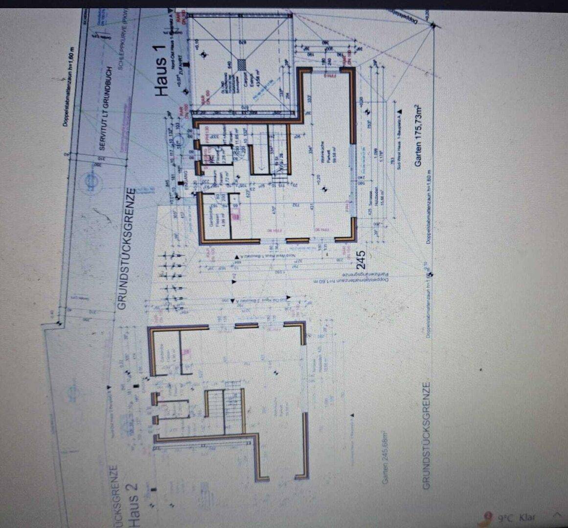 Detaillierter Grundrissplan für ein Haus mit Grundstücksgrenzen und Gartenfläche.