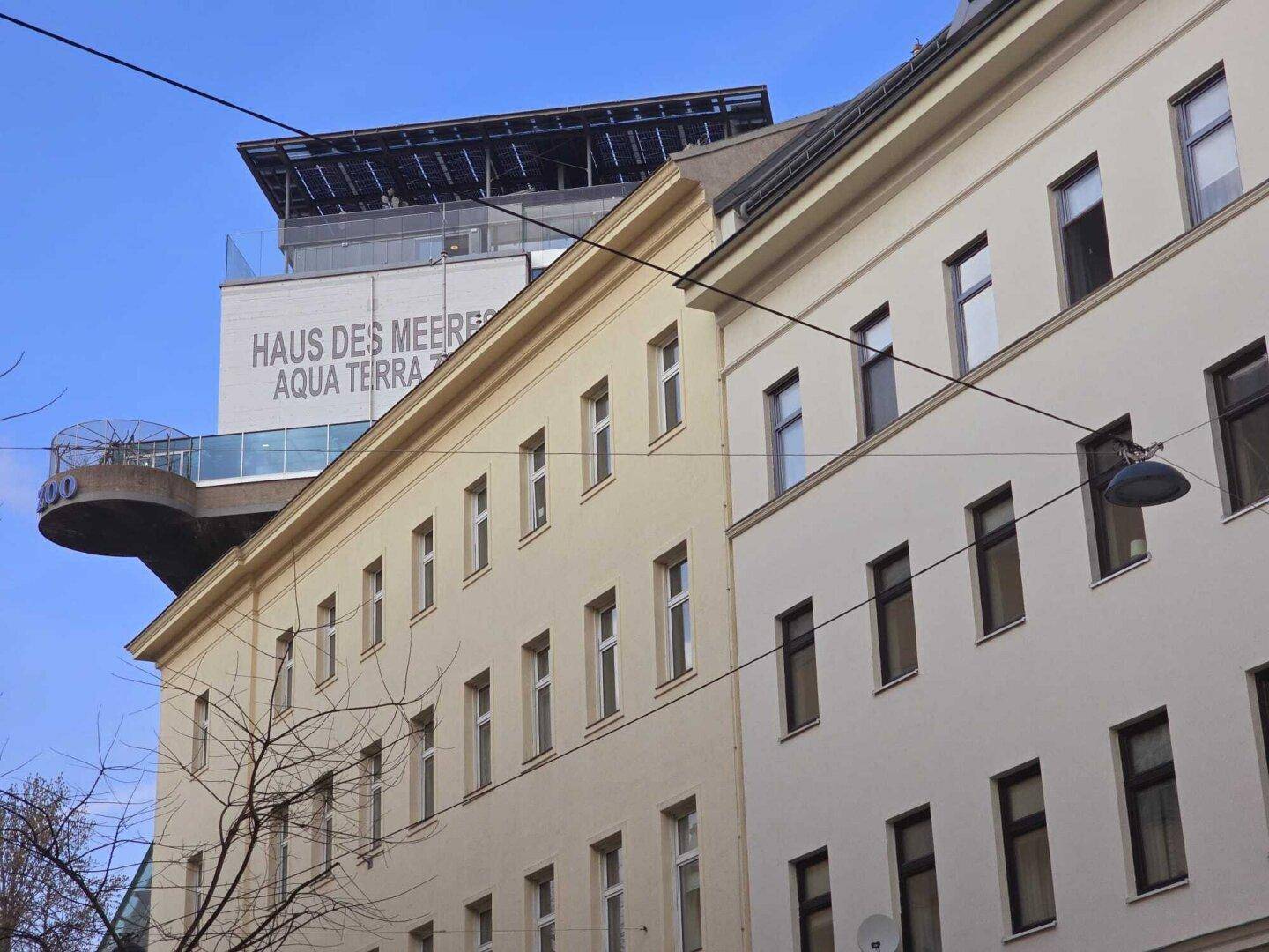 Fassade eines Wohngebäudes mit Blick auf das Haus des Meeres und die Aqua Terra Zoo.