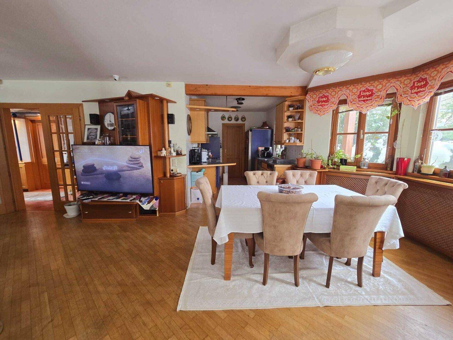 Geräumiger Essbereich mit Holzboden, der nahtlos in den Küchenbereich übergeht.