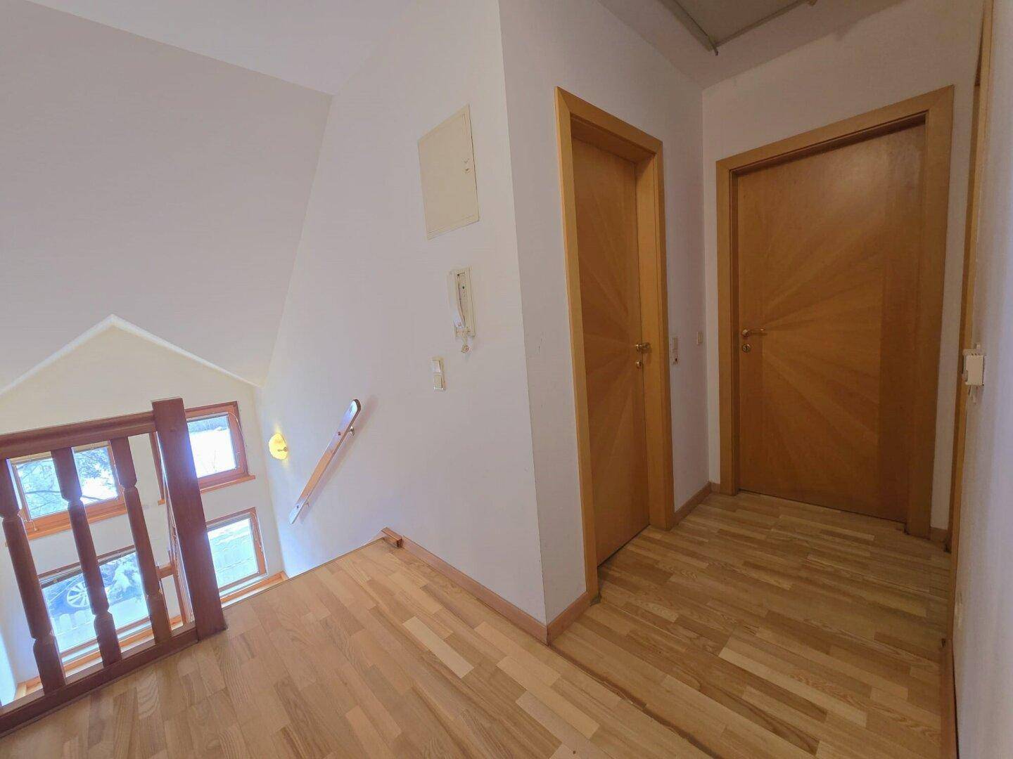 Obergeschoss-Flur mit Holzboden und Türen zu den angrenzenden Zimmern.