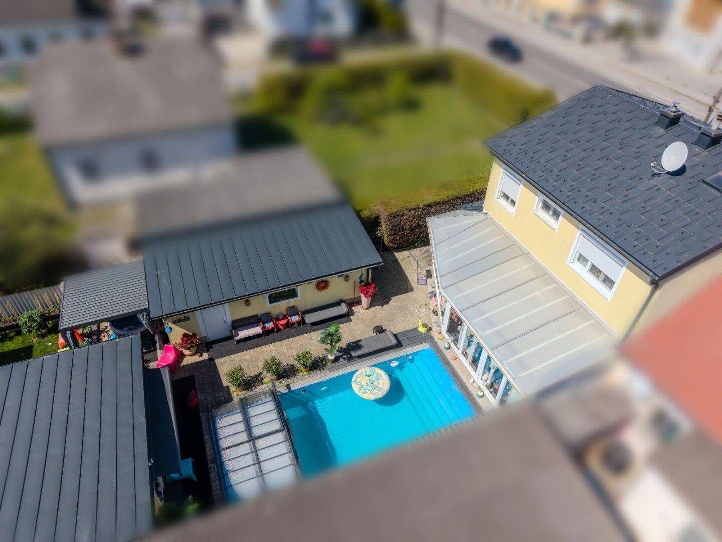 + EINFAMILIENHAUS / Grenze Deutsch Wagram + Grundstück 774m² + BEHEIZTER POOL MIT ÜBERDACHUNG + GARAGE + CARPORT + NÄHE S-BAHN + - Ansicht 3