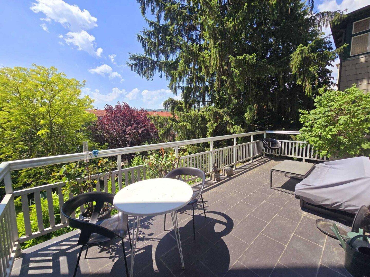 Geräumige Terrasse mit Sitzgelegenheiten und Blick ins Grüne, ideal zum Entspannen im Freien.