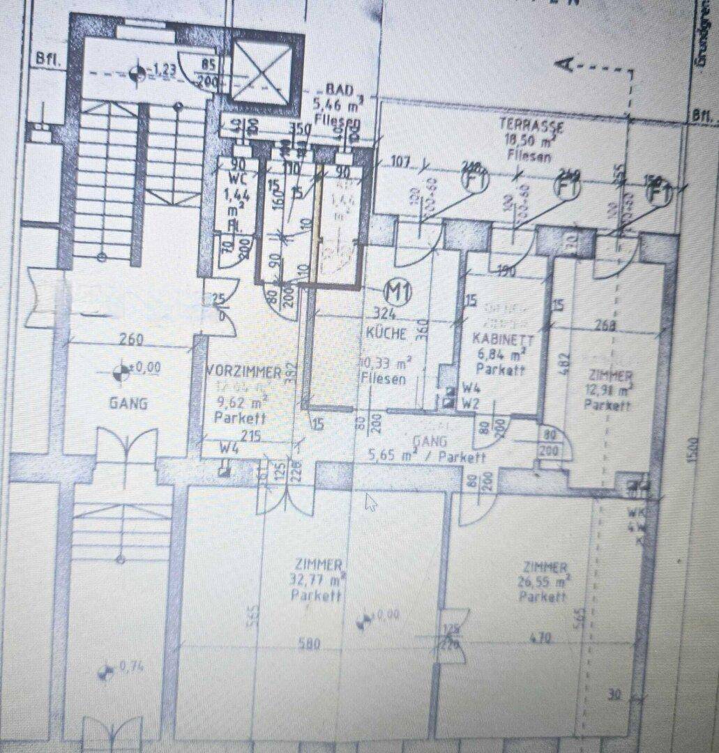 Detaillierter Grundriss mit Raumaufteilung, inklusive Küche, Bad und Terrasse.