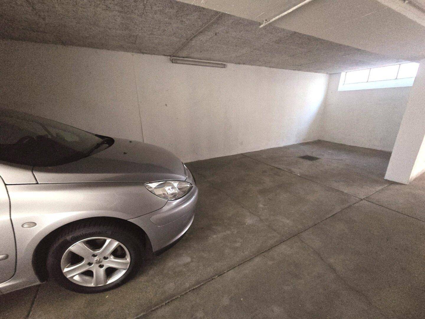 Tiefgarage mit einem geparkten Auto, bietet sicheren Stellplatz für Fahrzeuge.