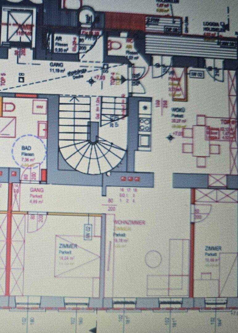 Detaillierter Grundriss mit mehreren Zimmern, einer Wendeltreppe und einem Balkon.