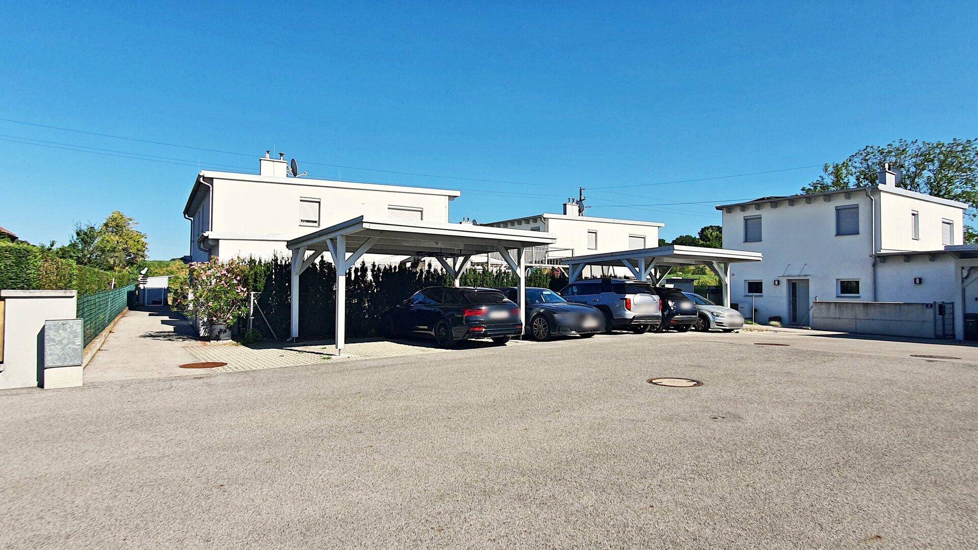 Mehrere Carports bieten überdachte Parkmöglichkeiten für Bewohner.