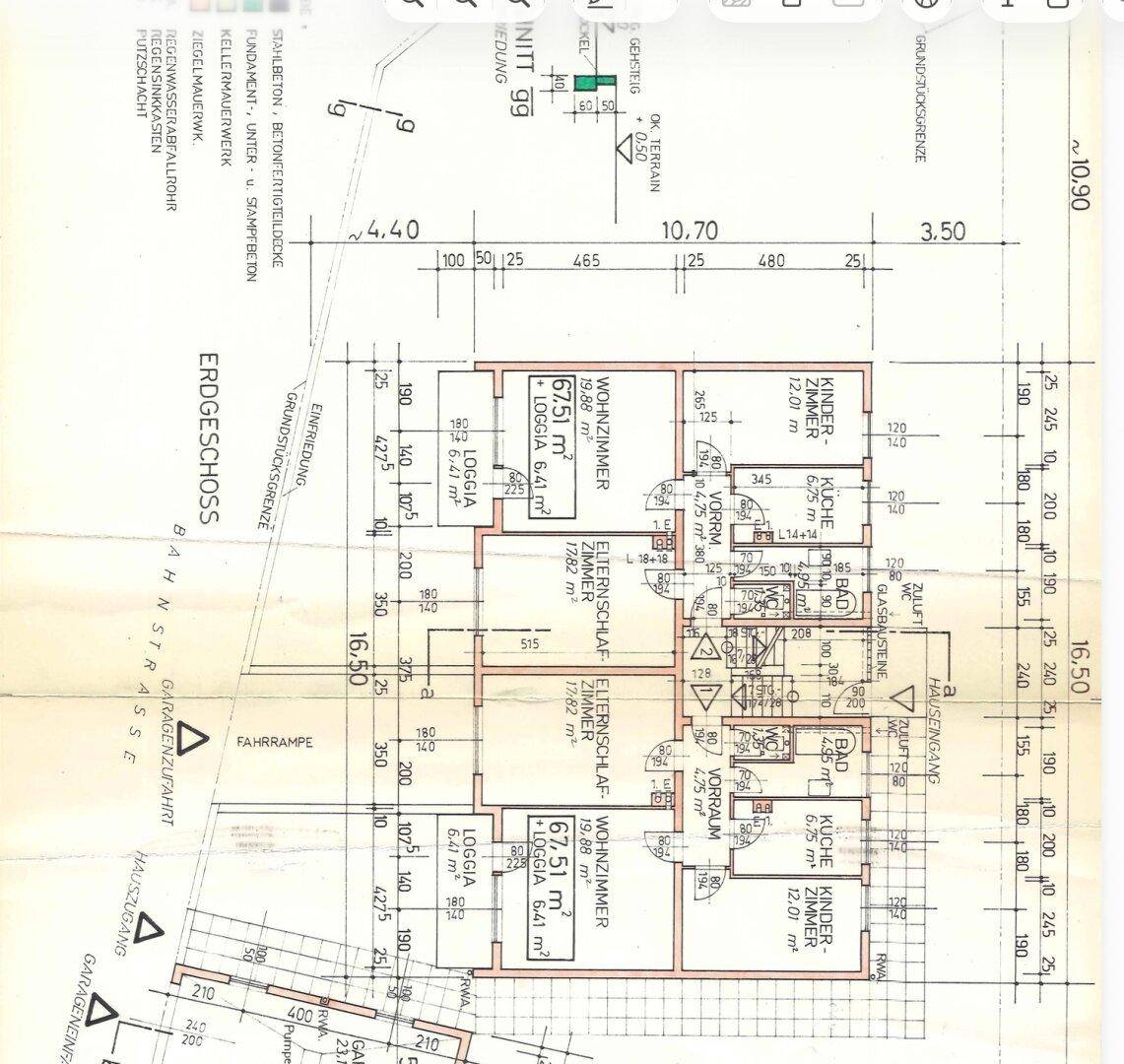 Grundriss des Erdgeschosses mit Wohnzimmer, Schlafzimmern, Küche und Loggia-Zugang.