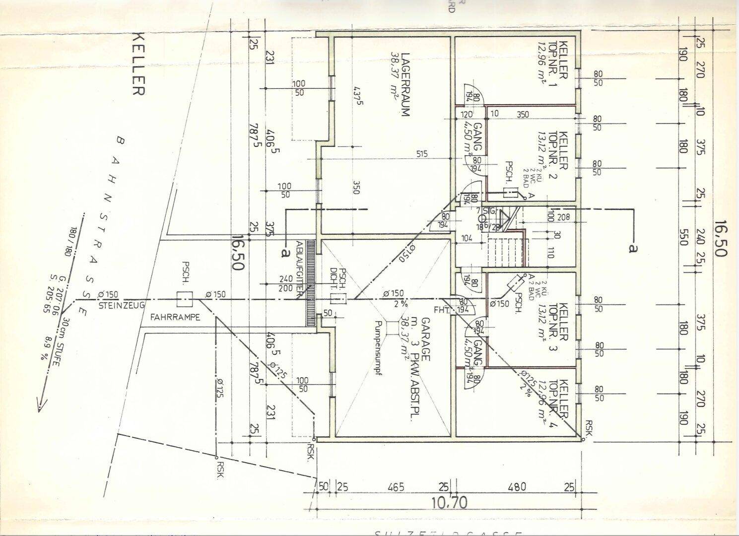 Grundriss des Kellers mit Lagerräumen und Tiefgarage, detailliert dargestellt.
