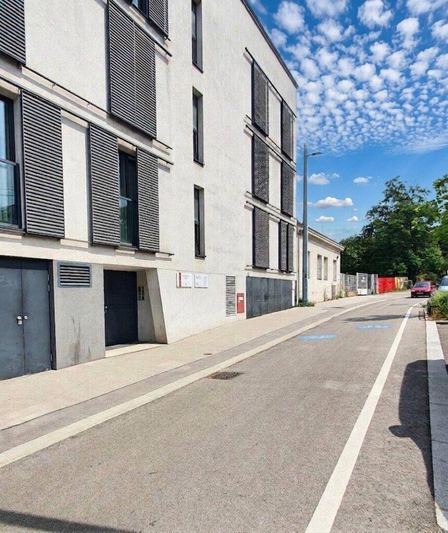 Moderne Wohngebäude-Fassade mit Jalousien und klaren Linien unter blauem Himmel.