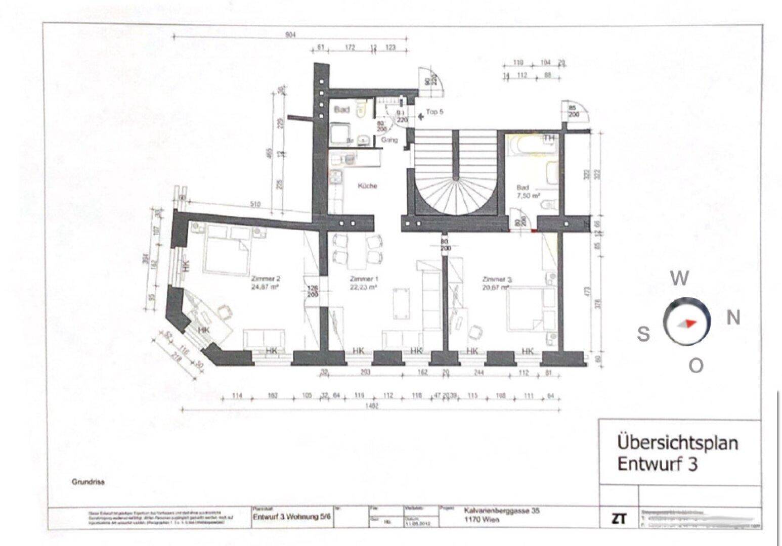 Grundrissplan einer Wohnung mit drei Zimmern, zwei Bädern, Küche und einer Wendeltreppe.