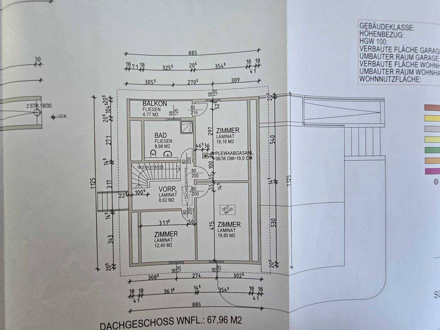 Grundriss des Dachgeschosses mit zwei Zimmern, einem Badezimmer und einem Balkon.