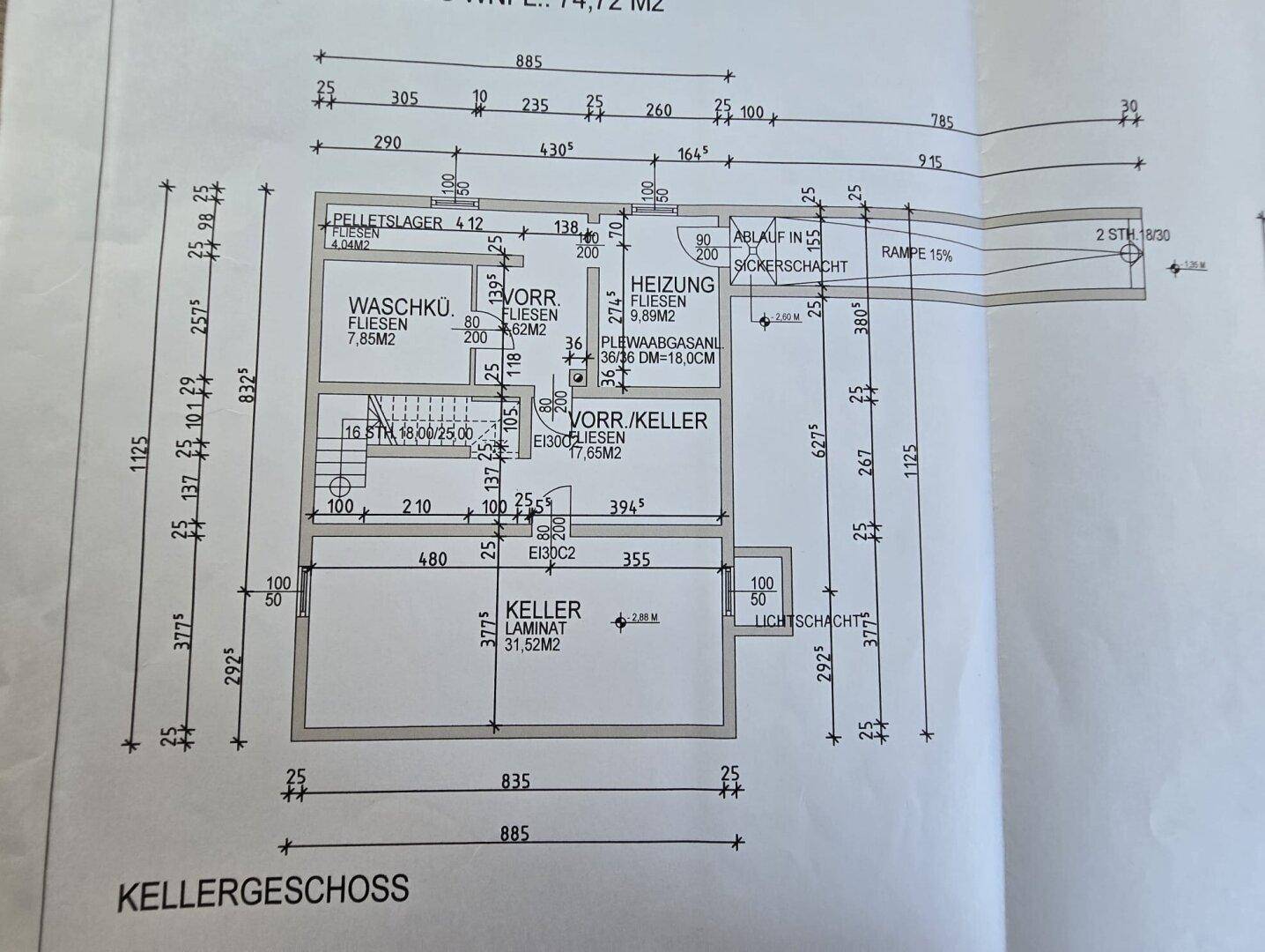 Grundriss des Kellergeschosses mit Waschküche, Heizungsraum, Lagerräumen und einer Rampe.