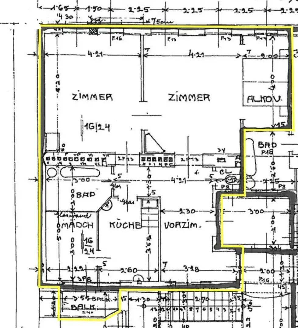 Detaillierter Grundriss mit Zimmern, Küche, zwei Bädern und Balkon, gelb hervorgehoben.