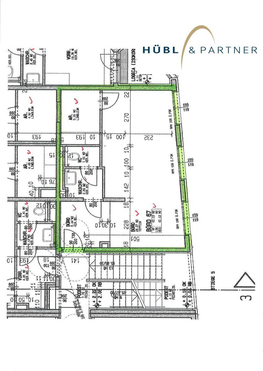 Detaillierter Grundriss einer Etage mit mehreren Räumen, Treppenhaus und verschiedenen Funktionsbereichen.