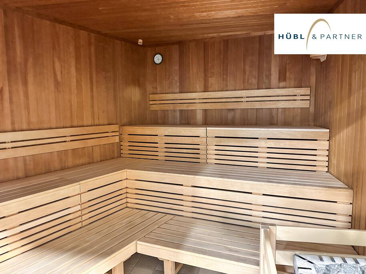 Traditionelle Holzsauna mit mehreren Sitzbänken, ideal zur Entspannung.