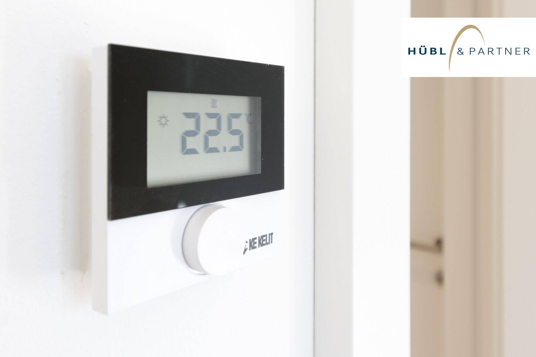 Digitaler Thermostat zur Steuerung der Raumtemperatur, zeigt 22,5 Grad Celsius an.