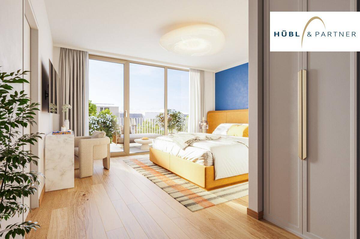 Geräumiges Schlafzimmer mit Holzboden, blauer Akzentwand und Zugang zu einem sonnigen Balkon.